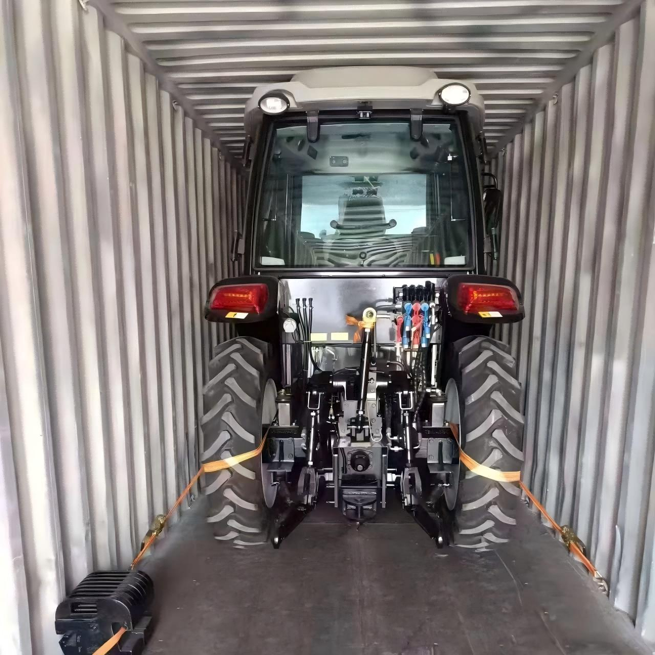 पानामेनियन ग्राहकको लागि अनुकूलित 50HP ट्रयाक्टर डेलिभर गरिएको छ।